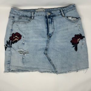 Angel kiss denim skirt with flower embroidery